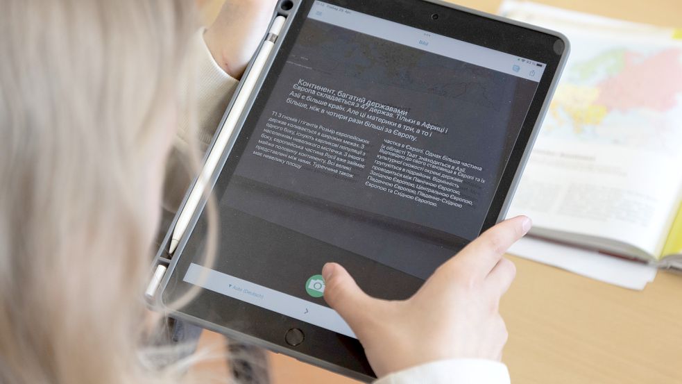 Tablets im Schulunterricht: So sieht moderne Bildung aus. Davon sind viele Schulen in Niedersachsen allerdings noch weit entfernt. Außerdem herrscht ein gravierender Lehrermangel. Foto: Friso Gentsch/dpa