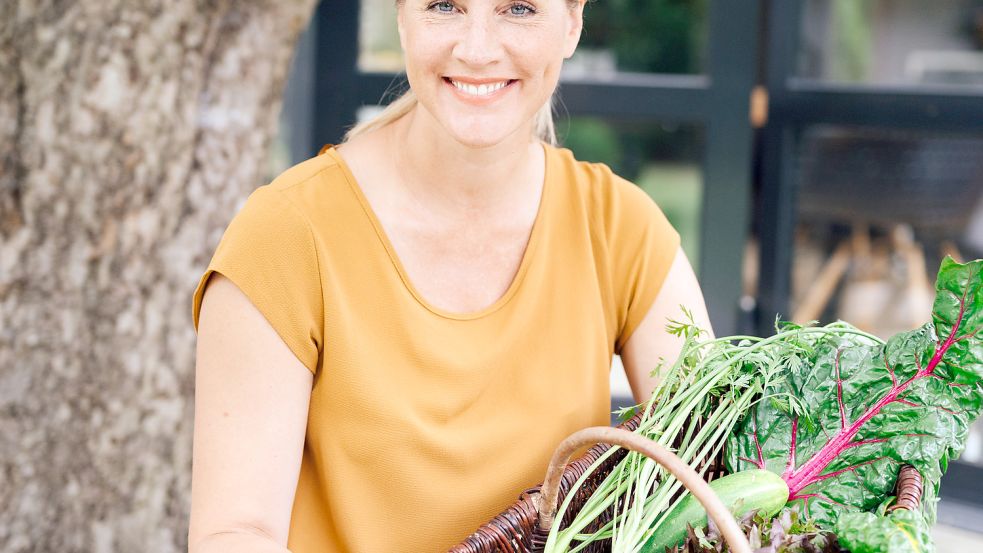 TV-Moderatorin Judith Rakers ist überzeugte Selbstversorgerin und lebt in einem kleinen Häuschen mit großem Garten auf dem Land bei Hamburg. Foto: Jukers Media and More /Gräfte und Unzer Verlag