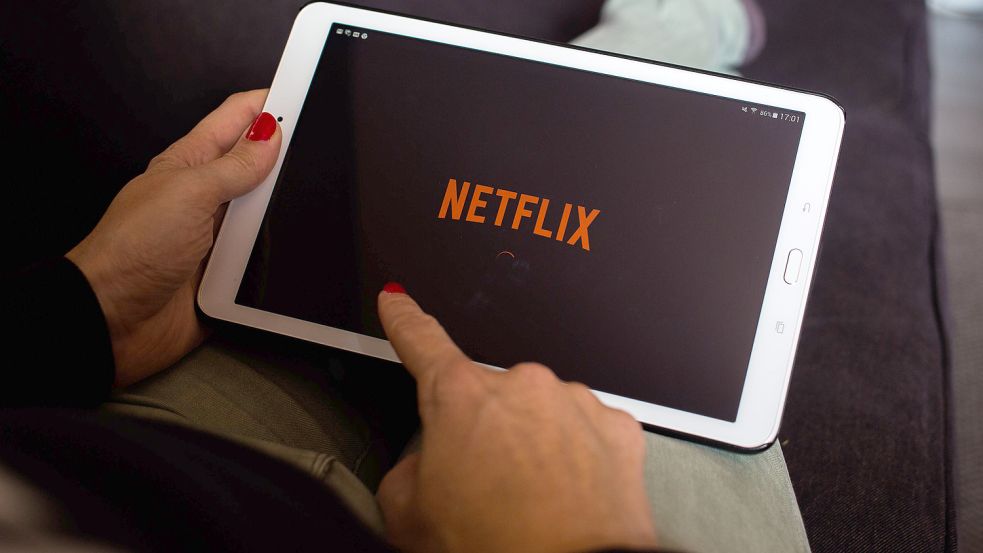 Nach Angaben des Unternehmens nutzen rund 100 Millionen Menschen Netflix, ohne dafür selbst zu bezahlen. Foto: IMAGO IMAGES/Hans Lucas
