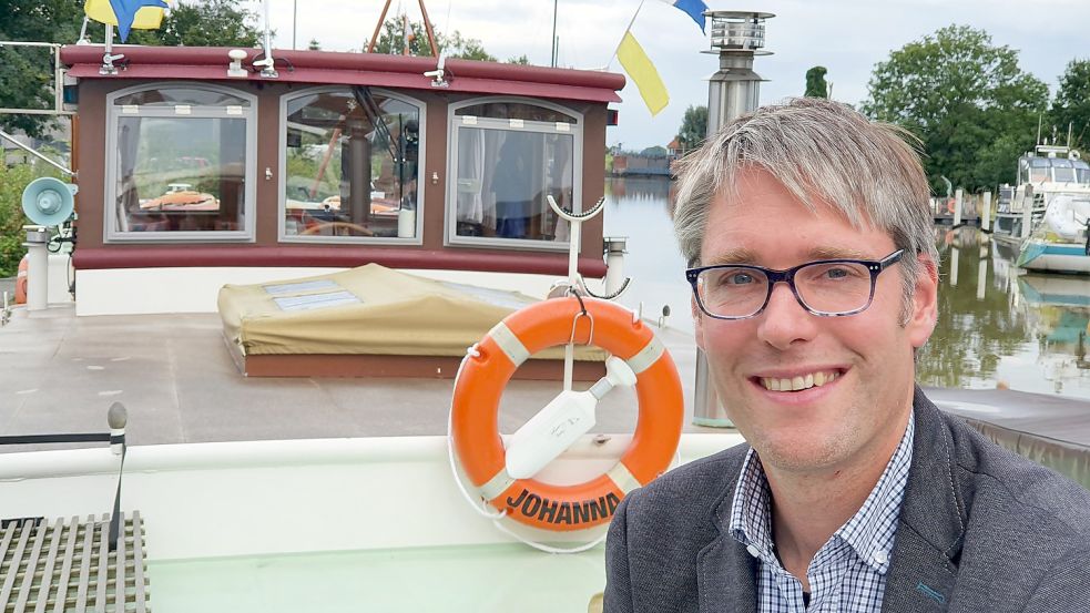 Heiko Abbas suchte sich als Bürgermeisterkandidat den Alten Hafen in Weener für das Gespräch mit dieser Zeitung aus. Fotos: Archiv