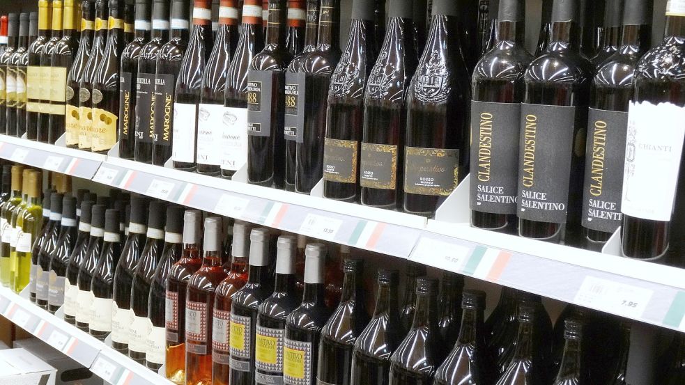 Eine Genossenschaft deutscher Winzer will Wein in Mehrwegflaschen auch im Lebensmittelhandel einführen. Foto: IMAGO IMAGES/Geisser