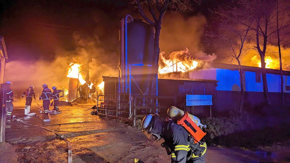 60 Retter der Hamburger Feuerwehr bekämpften das verheerende Feuer. Foto: HamburgNews