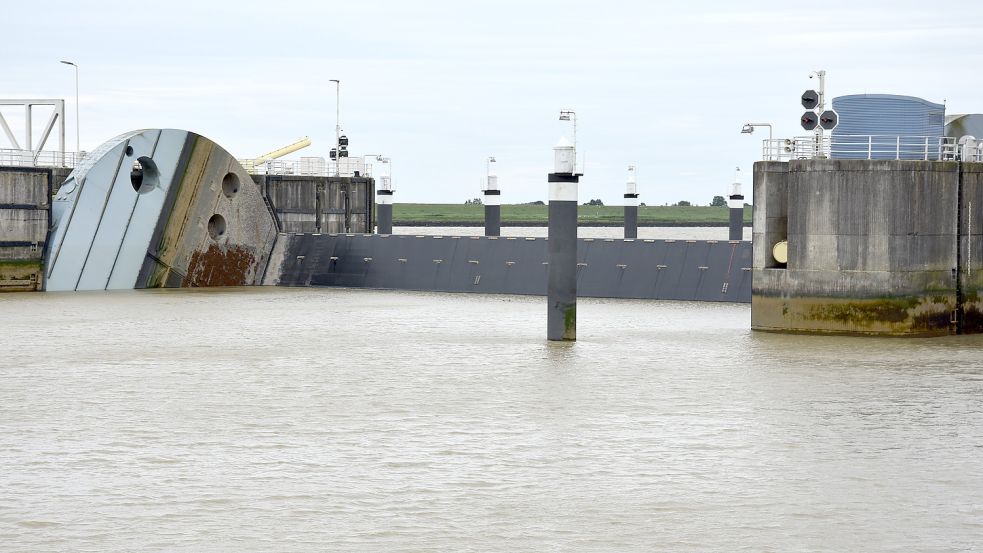 Bei der Tidesteuerung sollen die Tore des Emssperrwerks bei Gandersum zeitweise komplett geschlossen werden. Das wurde bei Testläufen erprobt. Foto: Kuchta/Masterplan Ems