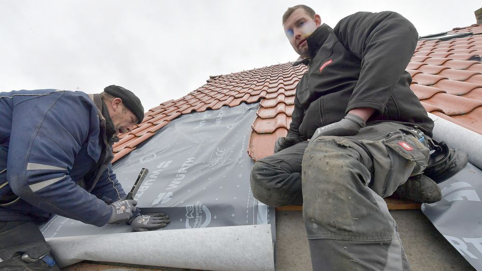 Diese Handwerker reparierten am Donnerstag auch das Dach von Familie Eertmoed. Foto: Ortgies