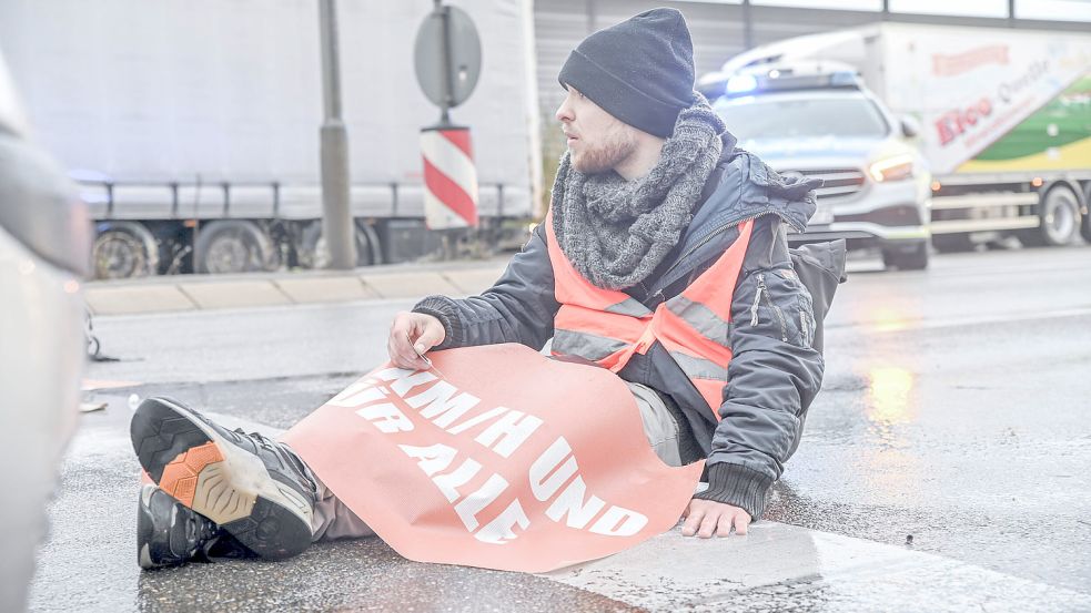 Regelmäßig blockieren Aktivisten der „Letzten Generation“ Straßen. Jetzt stehen sie wegen eines Fernflugs in der Kritik. Foto: imago images/onw-images