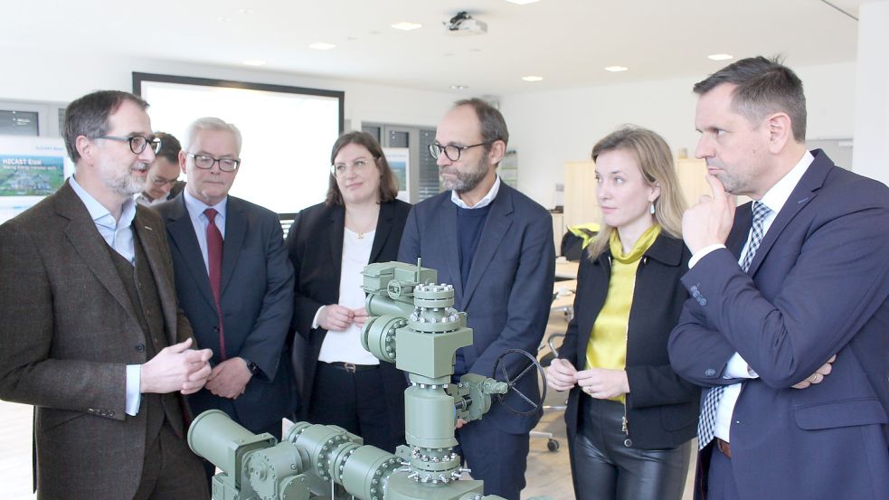 Besuch beim Kavernenbetreiber: Der norwegische Botschafter in Deutschland, Torgeir Larsen (3. von rechts), hört dem Geschäftsführer der Storag Etzel, Boris Richter (links), zu.