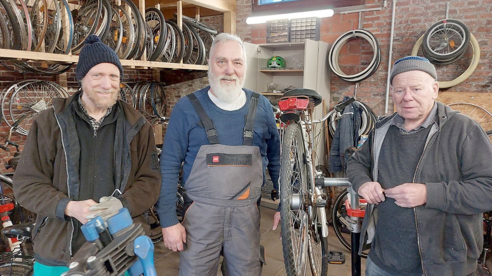 In der Selbsthilfe-Fahrradwerkstatt stehen Herbert Egden (von rechts), Rolf Ruder und Manfred Lüdtke bei der Reparatur des Drahtesels Interessierten mit Rat und Tat zur Seite. Fotos: Hanssen