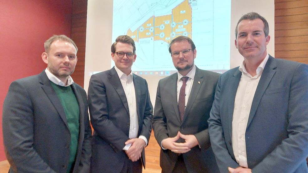 Eugen Firus (von links), Claas Mauritz Brons, Tim Kruithoff und Jens Rötteken stellten die Pläne zum Photovoltaik-Park im Wybelsumer Polder vor. Foto: Hanssen