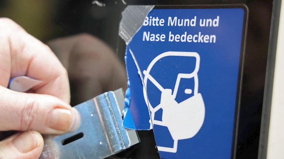 Trotz wegfallender Corona-Maßnahmen rät das RKI auch weiterhin dazu, sich vor Ansteckungen zu schützen: Man solle zum Beispiel zu Hause bleiben, wenn man krank ist, in Innenräumen Maske tragen und häufig lüften. Foto: Bernd Wüstneck/dpa