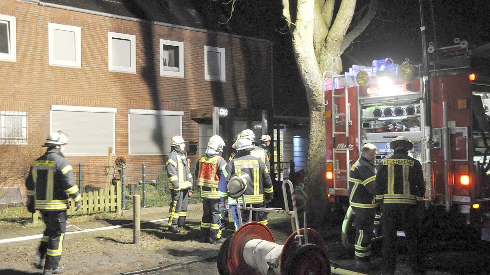 Die Feuerwehr war am Freitagmorgen bei einem Kellerbrand in Leer im Einsatz. Foto: Wolters