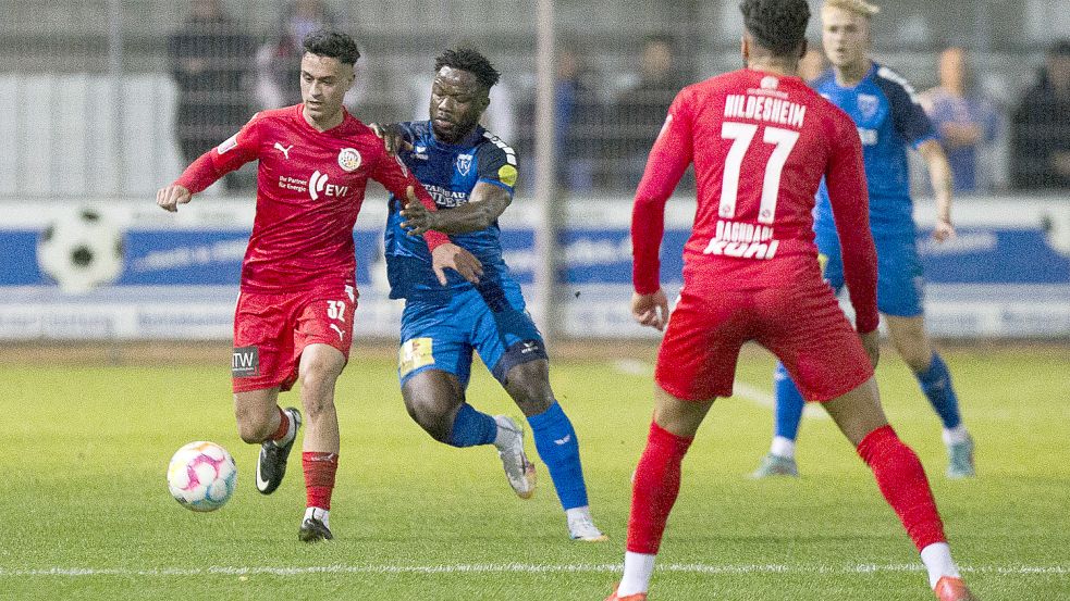 Ibrahim Sillah (blaues Trikot) wird nicht mehr für Kickers Emden auflaufen. Foto: Doden/Emden