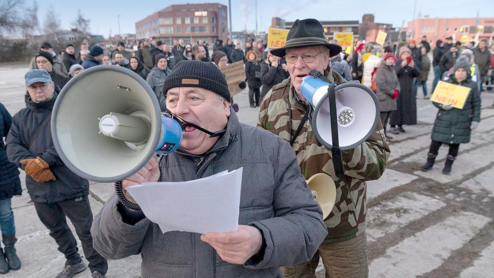Gemeinsam mit etwa 100 Teilnehmern protestierte Anmelder Michael Krieger (vorne) am Donnerstagabend in Wismar vor dem Kreistag gegen die geplante Container-Untrkunft in Upahl. Foto: Volker Bohlmann