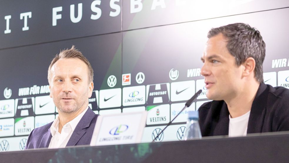 Wollen mit Wolfsburg ins europäische Geschäft: Sportdirketor Sebastian Schindzielorz (l) und Sport-Geschäftsführer Marcel Schäfer. Foto: Michael Matthey/dpa