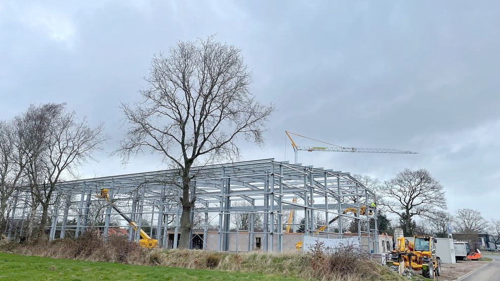 Die neue Halle von Stahlbau Oltmanns steht bereits im Schirumer Gewerbegebiet. Foto: Boschbach