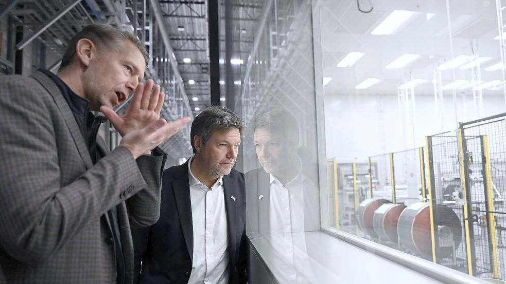 Wirtschaftsminister Robert Habeck (r.) mit Northvolt-Chef Peter Carlsson in Vasteras in Schweden. Foto: Britta Pedersen/dpa