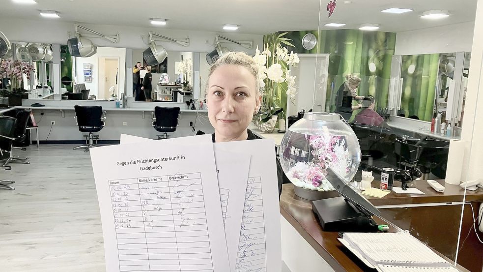 Knapp 70 Unterschriften gegen eine mögliche Flüchtlingsunterkunft für Gadebusch hat Annett Hinkfuß vom Frisurenstudio Hairstyle in knapp drei Tagen bereits gesammelt. Foto: Holger Glaner