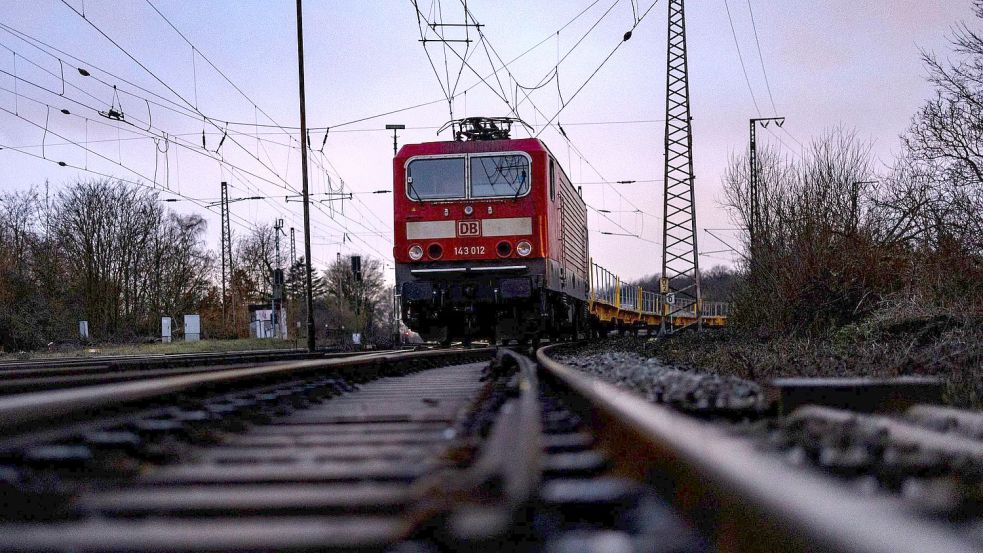 Die Lok mit Anhängern des Güterzuges steht auch am Morgen weiterhin auf den Gleisen. Foto: Christoph Reichwein/dpa