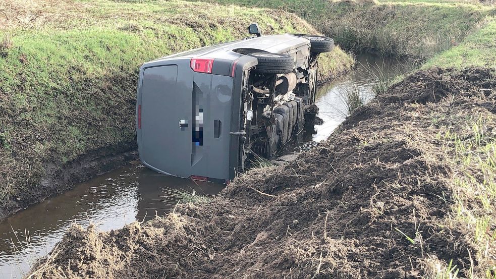 In einer scharfen Kurve kam der Rhauderfehner mit seinem Wagen am Batzenweg auf den Grünstreifen. Unter dem Gewicht des Fahrzeugs gab die Berme nach und der Wagen landete im mit Wasser gefüllten Graben. Foto: Ammermann