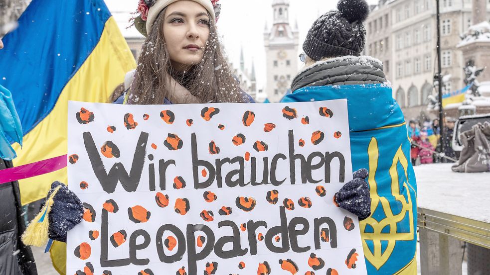 Demonstrantin mit Plakat „Wir brauchen Leoparden“: Ukrainer in München demonstrieren auf dem Marienplatz für die Lieferung Foto: Imago images/Wolfgang Maria Weber