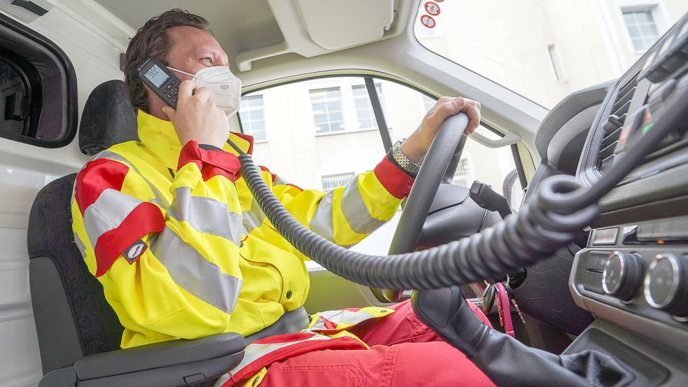 In Emden müssen Sanitäter des städtischen Rettungsdienstes auch dann ausrücken, wenn die Prüfung der Einsatzbereitschaft ihres Fahrzeugs noch nicht abgeschlossen ist. Dienstkleidung anlegen müssen sie in ihrer Freizeit, also vor Dienstbeginn. So werden Fahrzeugabmeldungen vermieden. Symbolfoto: Rumpenhorst/dpa