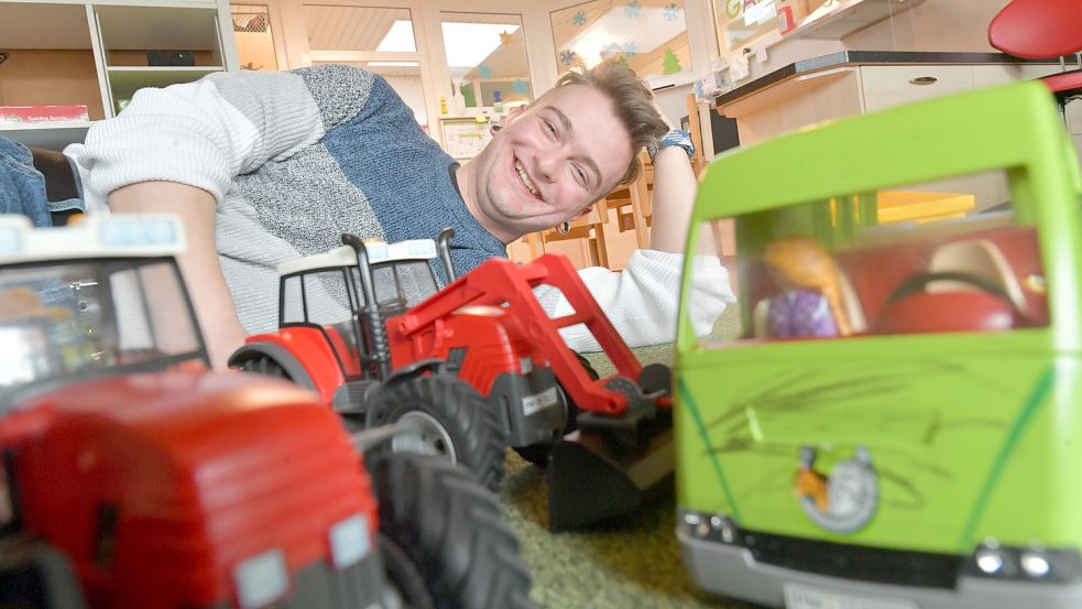 Der 22-jährige Thomas Langen ist im August im Kindergarten Pusteblume in Simonswolde angefangen. Beruflich für ihn ein Volltreffer. Foto: Ortgies