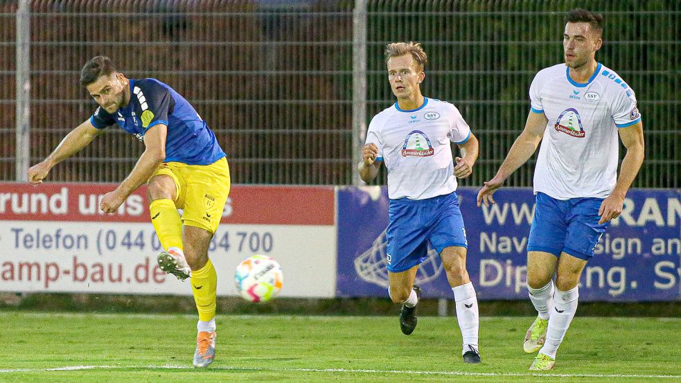 Tido Steffens (links) ist für Kickers Emden am Samstag gegen den SSV Jeddeloh aufgelaufen.