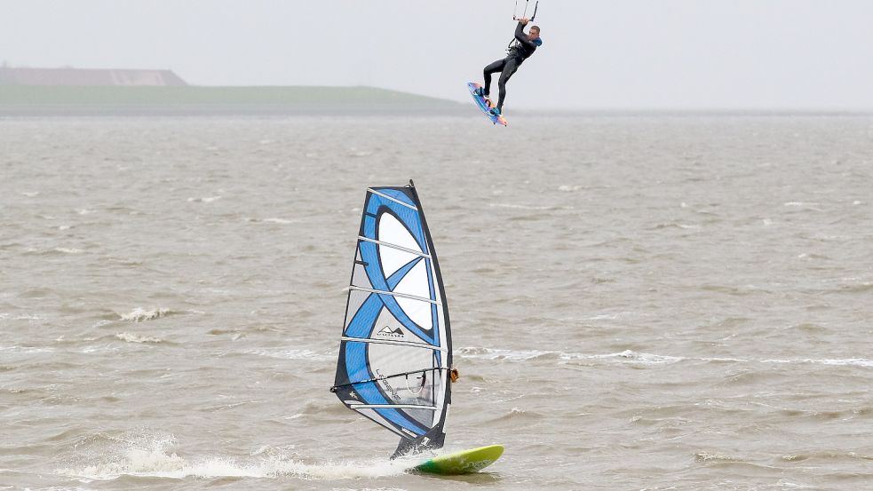 Ein Windsurfer fährt vor dem Strand von Norddeich auf der Nordsee. Foto: DPA