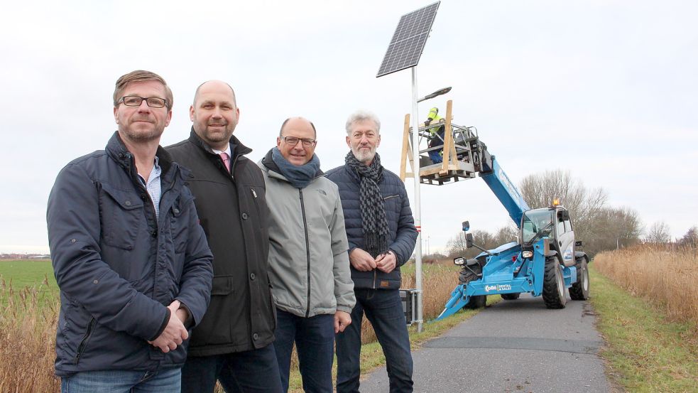 Zum Jahreswechsel 2018/2019 wurden mehr als 30 Solarlaternen auf dem Radweg zwischen Emden und Hinte aufgestellt. Das Bild entstand damals auf einem Pressetermin zu dem Thema und zeigt Martin Rosendahl (von links), Hintes damaligen Bürgermeister Manfred Eertmoed (SPD) sowie Nils Andersson (Bau- und Entsorgungsbetrieb Emden, BEE) und seinen kürzlich in den Ruhestand gegangenen Kollegen Herbert Buß. Archivfoto: Alberts