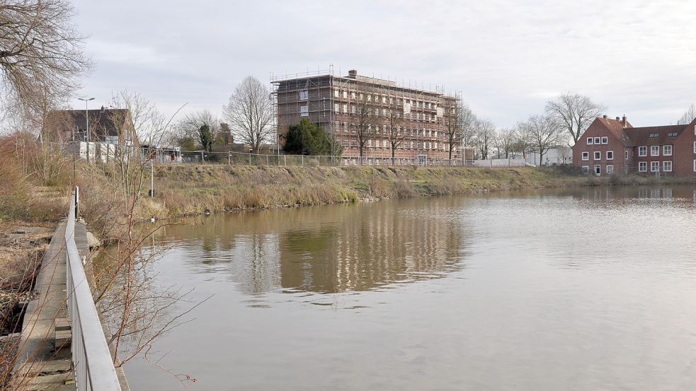 Hier sollen repräsentative Wohn- und Geschäftsgebäude und eine attraktive Uferpromenade entstehen. Foto: Wolters