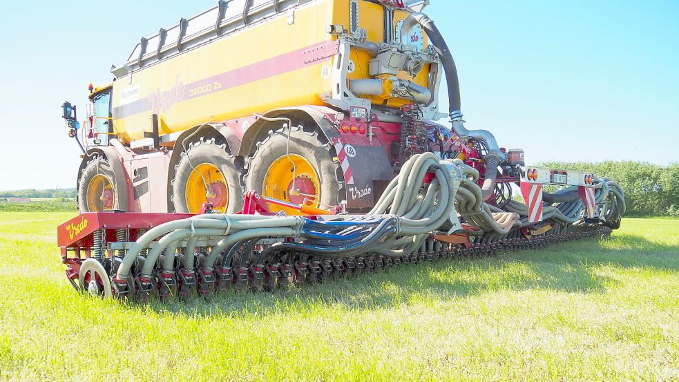 "Spritzen" in der Landwirtschaft mal anders: Mit dieser Spezialmaschine kann Gärsubstrat aus einer Biogasanlage in den Boden injiziert werden. Foto: Hendrik Kaufmann