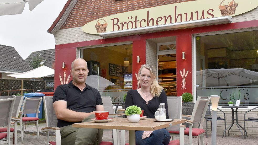 Lars Gerdes und Jessica Fisser betreiben das Brötchenhuus in Suurhusen. Archivfoto: Hanssen