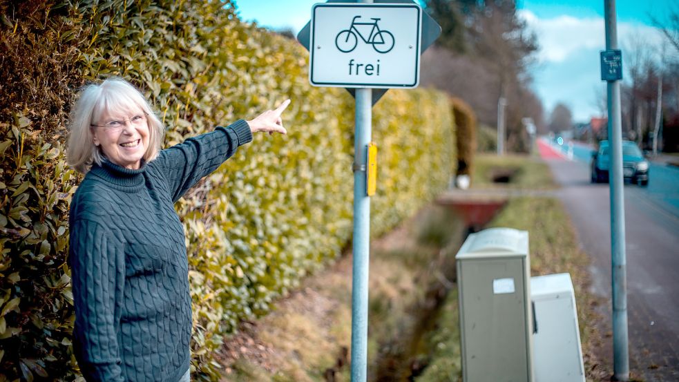 Inge Münzberg zeigt eines der „Radfahrer frei“-Schilder am Amselweg. Foto: Cordsen