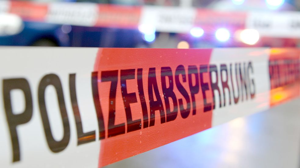 Polizisten haben bei einer Razzia in Delmenhorst zwei mutmaßliche Drogenhändler festgenommen. Foto: Patrick Seeger / dpa