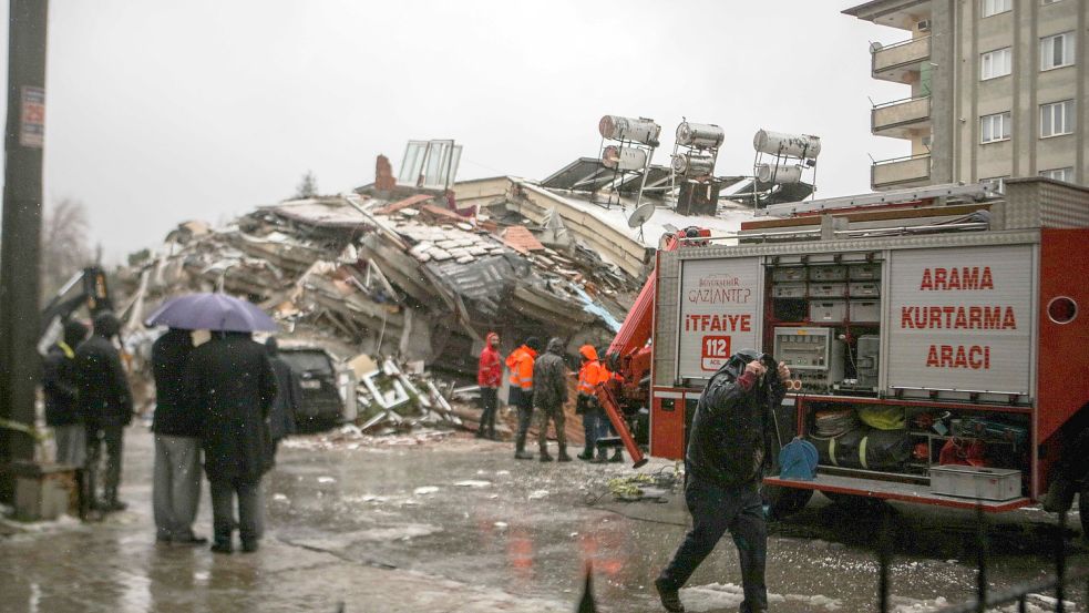 Türkei, Gaziantep: Rettungskräfte suchen nach Überlebenden in den Trümmern von Gebäuden. Nach der Erdbebenkatastrophe im türkisch-syrischen Grenzgebiet haben Angehörige und Rettungskräfte bis spät in die Nacht nach Verschütteten gesucht. Foto: Muhammad Ata/IMAGESLIVE via ZUMA Press Wire/dpa