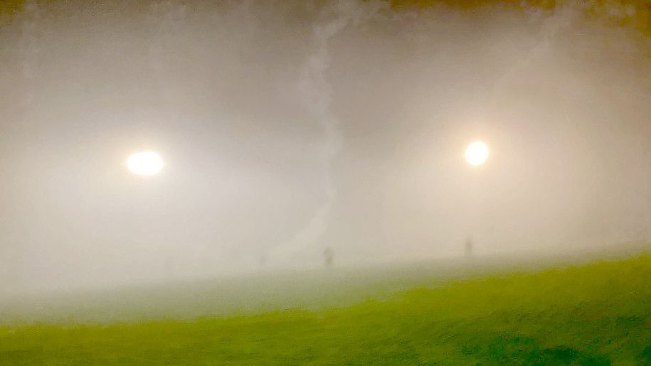 Zuschauer waren ohnehin nicht zugelassen. Nach kurzer Zeit konnten aber auch die Akteure teilweise nicht sehen, was auf dem Spielfeld in Oldenburg passierte. Foto. Poppen