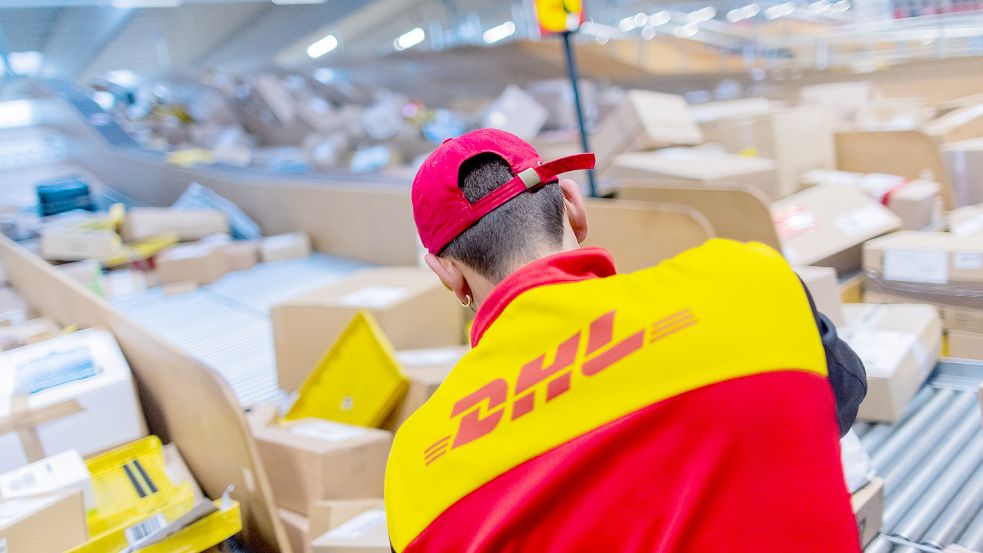 Die Reallöhne in Deutschland sind im vergangenen Jahr wegen der höchsten Inflation seit Bestehen der Bundesrepublik im Rekordtempo gefallen. Für rund 160.000 Post-Mitarbeiter fordert die Gewerkschaft ver.di 15 Prozent mehr Lohn. Foto: Rolf Vennenbernd/dpa