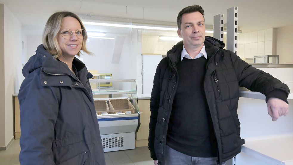 Anita Blöchl, Leiterin des Camping- und Bungalowparks, und Jens Albers, Fachbereichsleiter für Zentrale Dienste bei der Stadt Wiesmoor, im noch leeren Campingplatz-Kiosk. Foto: Böning
