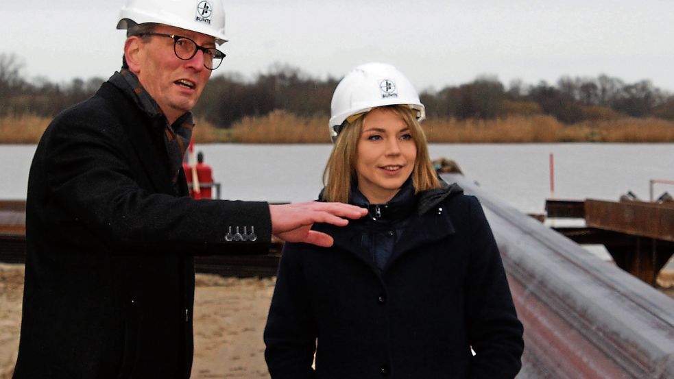 Von Bunte-Vorstand Helmut Bohse lässt sich Bürgermeisterin Vanessa Gattung erklären, was genau im Industriehafen Nord passieren wird. Foto: Belling