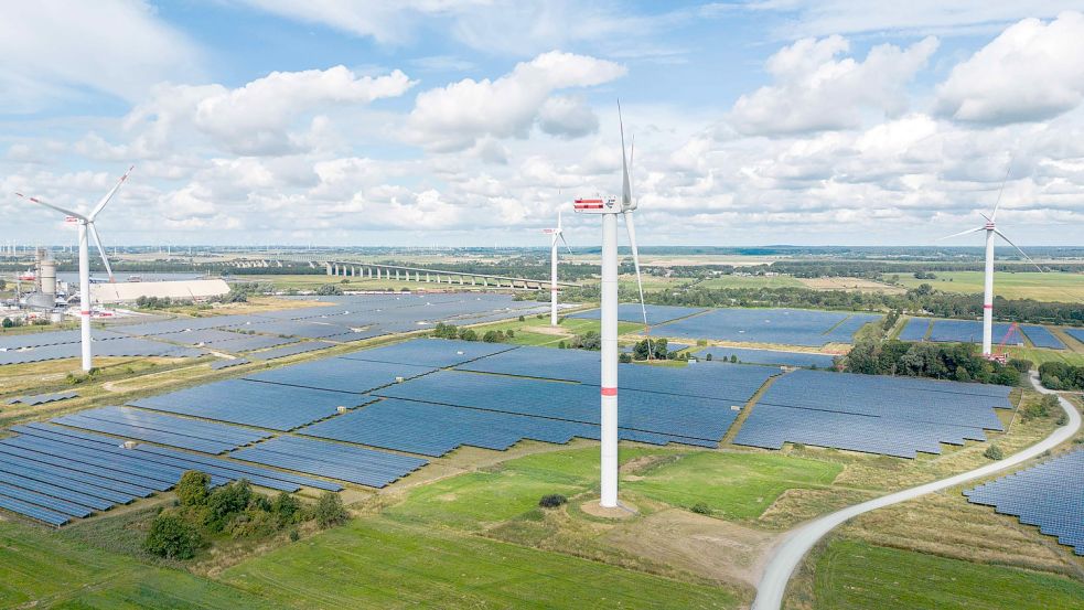 Energiepark mit Windkraft- und Photovoltaikanlagen im schleswig-holsteinischen Büttel. So ähnlich soll es künftig im bereits bestehenden Windpark auf dem Wybelsumer Polder in Emden aussehen. Allerdings wollen die Projektierer in Ostfriesland extensive Landwirtschaft zwischen den Solarmodulen ermöglichen. Foto: Daniel Reinhardt/DPA