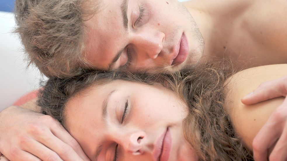 Zärtlichkeit ist vielen Paaren laut einer aktuellen Umfrage fast so wichtig wie Sex. Foto: Hörhager/dpa