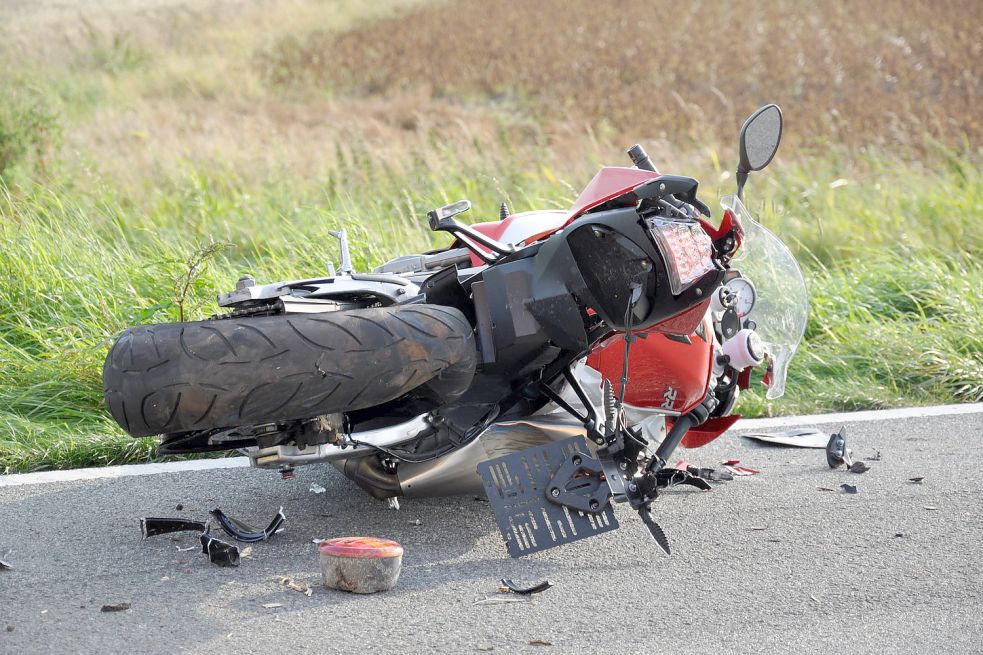 Das Motorrad des 22-Jährigen wurde bei dem Unfall stark beschädigt.