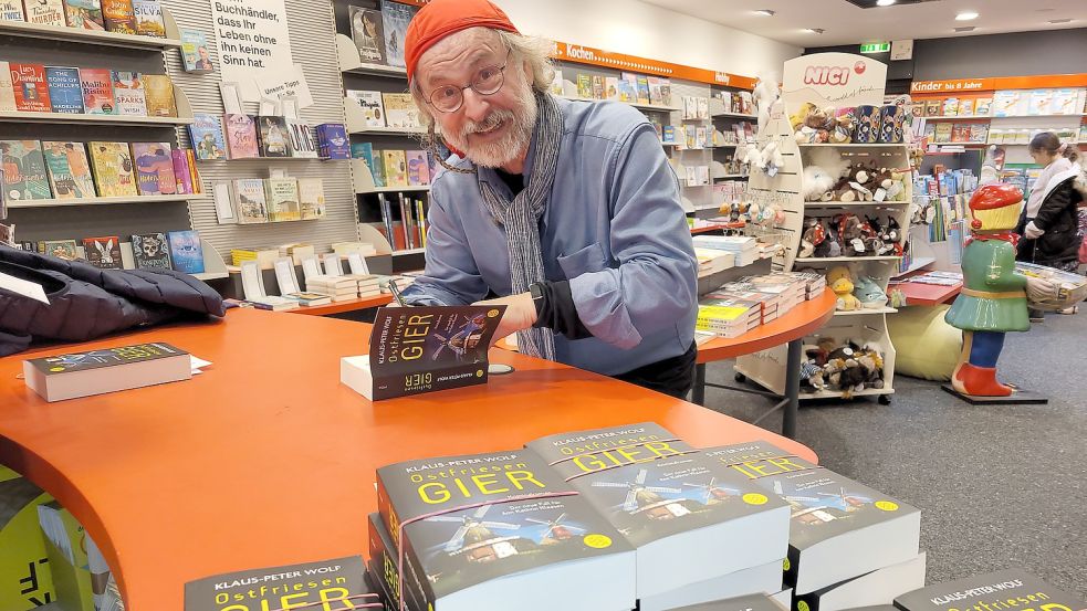 Klaus-Peter Wolf signiert Exemplare seines neuen Ostfriesenkrimis „Ostfriesengier“. Zum 16. Mal in Folge landete er auf Platz 1 der Spiegel-Bestsellerliste. Foto: Rebecca Kresse