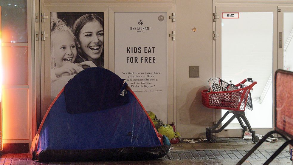 Wohnungslose schlafen bei Schneeregen in einem Hauseingang in der Kölner Innenstadt. In Emden können Obdachlose für eine Nacht in der Notunterkunft „Alte Liebe“ unterkommen. Foto. Henning Kaiser/dpa
