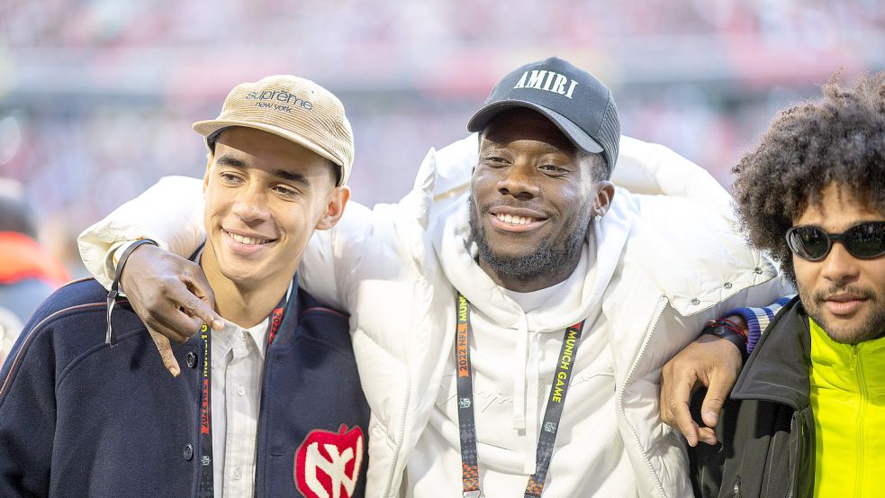 Endlich wieder Hollywood im Süden Deutschlands: Die Bayern-Spieler Jamal Musiala, Alphonso Davies und Serge Gnabry beim NFL-Spiel der Tampa Bay Buccaneers gegen die Seattle Seahawks am 13. November 2022 im München. Foto: imago/Eibner