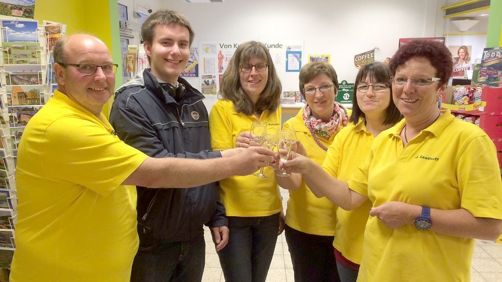 Spontane Feierstunde im Dorfladen: Jann Kuhlmann (von links) gratuliert Marc Römer zur bestandenen Prüfung. Mit dabei sind Heike Kuhlmann, Anneliese Assing, Judith Grotelüschen und Johanne Saathoff. Foto: Ahrends