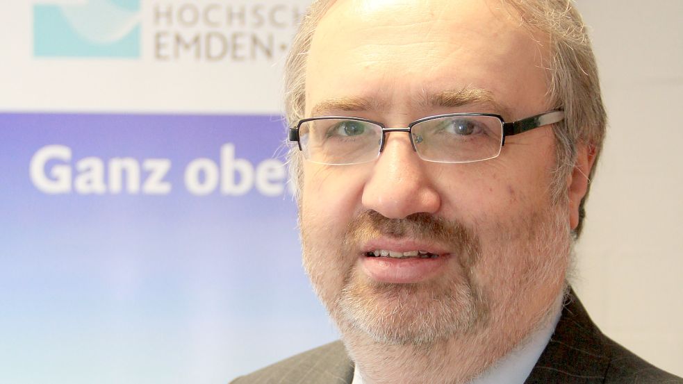 Eine Gruppe ehemaliger Lehrer und Hochschullehrer aus Emden hat mitgeteilt, dass sie eine Strafanzeige gegen Professor Dr. Reiner Osbild gestellt habe. Er lehrt an der Hochschule Emden-Leer und betätigte sich jahrelang als Vorsitzender des Kreisverbands Ostfriesland. Foto: Archiv