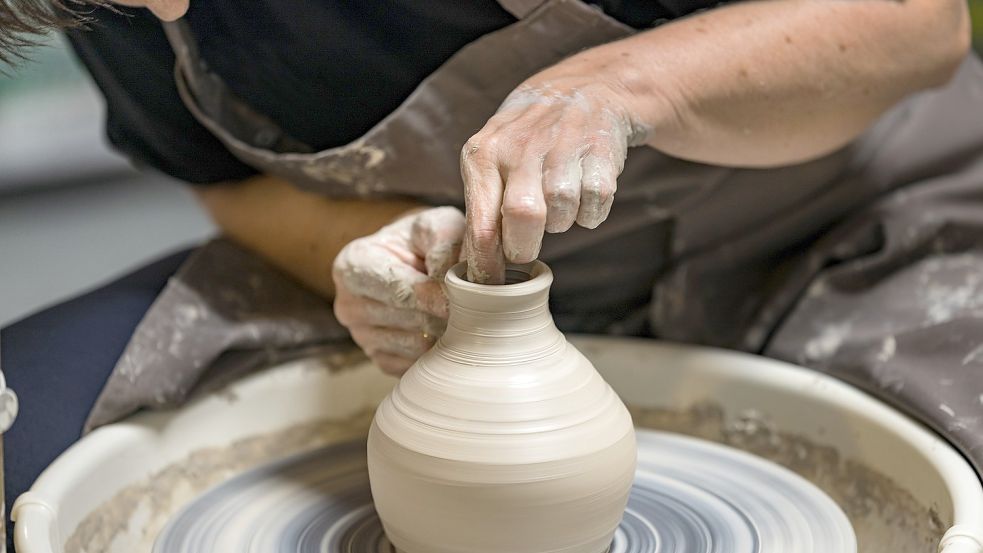 Eine Frau modelliert auf einer Töpferdrehscheibe eine Vase. Das Handwerk ist als Hobby beliebt. Foto: Pixabay