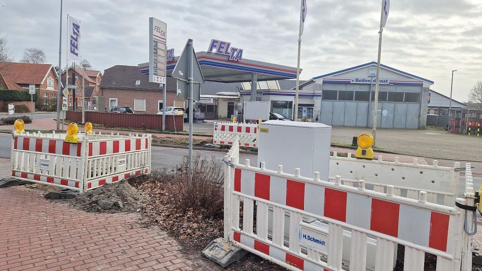 Die vorbereitenden Arbeiten sind schon erledigt: Vis à vis der Felta-Tankstelle in Weener wird die Druckampel aufgestellt. Foto: Gettkowski