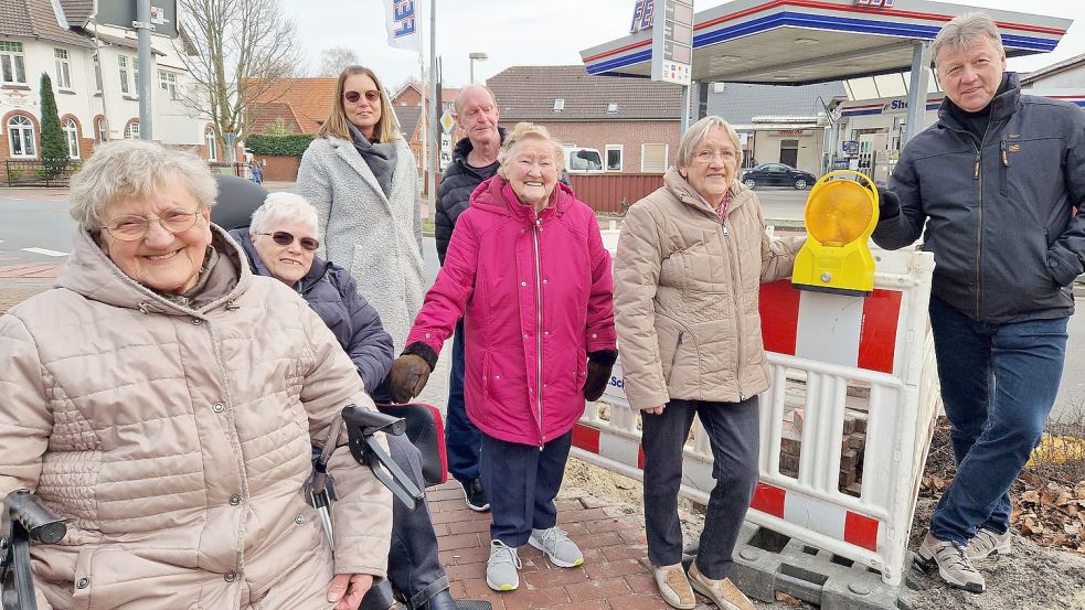 Die Heimbewohner Johanne Bosma (von links), Engeline Boer, Bettina Hans-Donker vom Betreuungsdienst, Siegfried Huisinga, Maria Petat, Gesine Bültena und Heimleiter Andreas Cramer freuen sich, dass der Kampf um die Ampel an der Mühlenstraße zum Erfolg geführt hat – auch wenn es bis dahin ein langer Weg war. Foto: Gettkowski