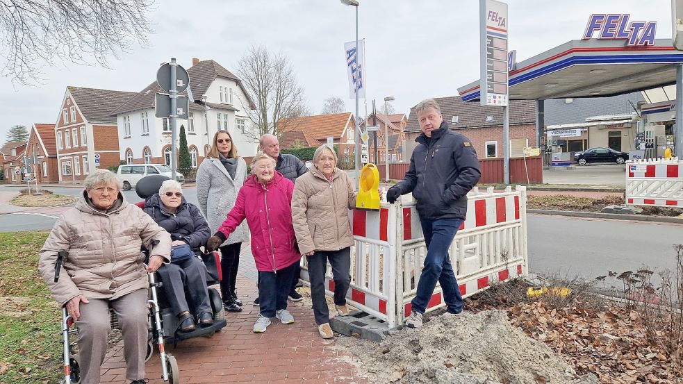 Die Heimbewohner Johanne Bosma (von links), Engeline Boer, Bettina Hans-Donker vom Betreuungsdienst, Siegfried Huisinga, Maria Petat, Gesine Bültena und Heimleiter Andreas Cramer freuen sich, dass der Kampf um die Ampel an der Mühlenstraße zum Erfolg geführt hat – auch wenn es bis dahin ein langer Weg war. Foto: Gettkowski
